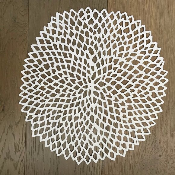 Chilewich Dahlia Pressed Vinyl Metallic Round Placements Set of 6 Silver NWOT - Picture 3 of 8